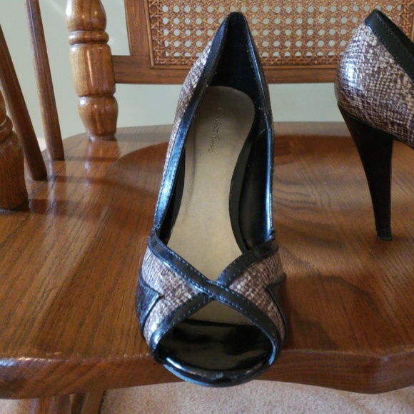 Heels - Picture 2 of 3